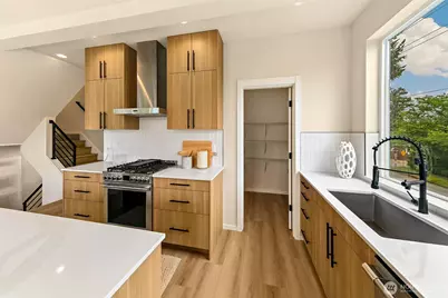9815 Linden Avenue N, Seattle, WA 98103 - Photo 10