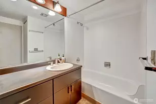 211 Summit Ave E, Seattle, WA 98102 - Photo 18