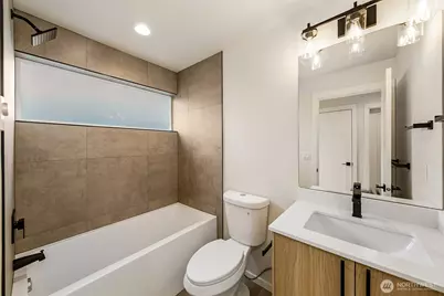 9813 Linden Avenue N, Seattle, WA 98103 - Photo 12