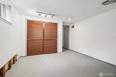 8555 30th Avenue NW, Seattle, WA 98117 - Photo 10