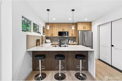 8510 15th Avenue NE, Seattle, WA 98115 - Photo 2