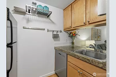 301 W Raye Street #201, Seattle, WA 98119 - Photo 4