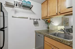 301 W Raye St, Seattle, WA 98119 - Photo 4