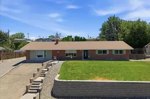 933 Vine Ave, Sunnyside, WA 98944 - Photo 2