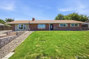933 Vine Ave, Sunnyside, WA 98944 - Photo 1