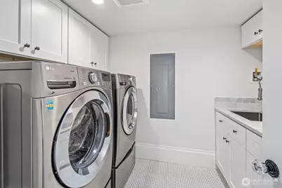 2217 4th Avenue N, Seattle, WA 98109 - Photo 30