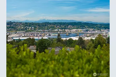 4311 Greenwood Avenue N, Seattle, WA 98103 - Photo 2