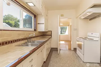 617 Burnett Avenue S, Renton, WA 98057 - Photo 16