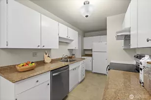 12240 SE 60th St, Bellevue, WA 98006 - Photo 8