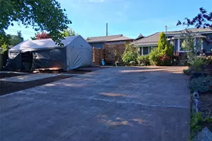 8242 S 128th St, Seattle, WA 98178 - Photo 2