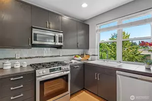 9423 Roosevelt Way NE, Seattle, WA 98115 - Photo 12