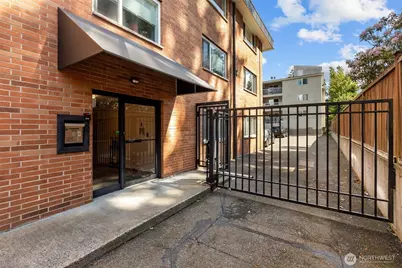 845 NE 125th Street #404, Seattle, WA 98125 - Photo 2