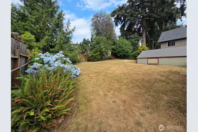 14337 Burke Avenue N, Seattle, WA 98133 - Photo 18