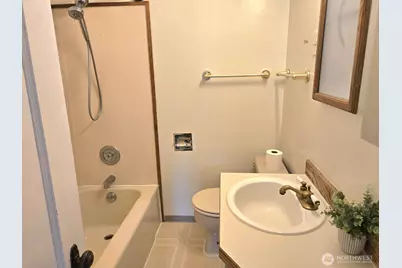 14337 Burke Avenue N, Seattle, WA 98133 - Photo 10