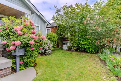 9017 5th Avenue NE, Seattle, WA 98115 - Photo 2