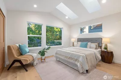 3704 NE 137th Street, Seattle, WA 98125 - Photo 2