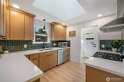 10723 Densmore Avenue N, Seattle, WA 98133 - Photo 8