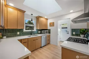 10723 Densmore Ave N, Seattle, WA 98133 - Photo 8
