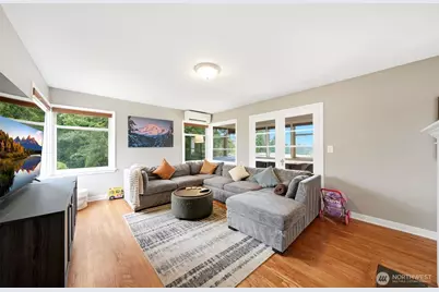 9725 Phinney Avenue N, Seattle, WA 98103 - Photo 8