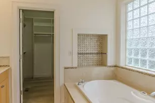 8568 Sand Point Way NE, Seattle, WA 98115 - Photo 30