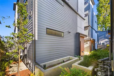 1123 18th Avenue #C, Seattle, WA 98122 - Photo 2