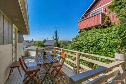 5625 SW Teig Place, Seattle, WA 98116 - Photo 2