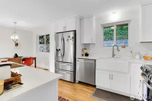5625 SW Teig Pl, Seattle, WA 98116 - Photo 8