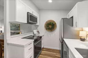 10822 E Riverside Dr, Bothell, WA 98011 - Photo 12