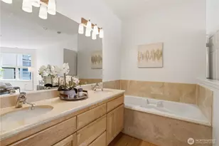 10045 NE 1st St, Bellevue, WA 98004 - Photo 18