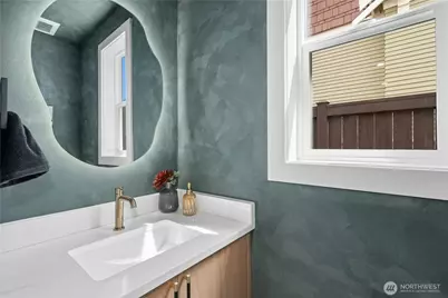 9240 Dayton Avenue N, Seattle, WA 98103 - Photo 14