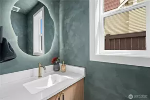 9240 Dayton Ave N, Seattle, WA 98103 - Photo 14