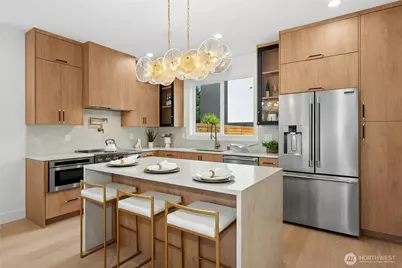 9240 Dayton Avenue N, Seattle, WA 98103 - Photo 12