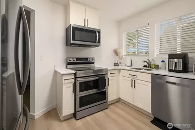 4218 Pasadena Place NE, Seattle, WA 98105 - Photo 10