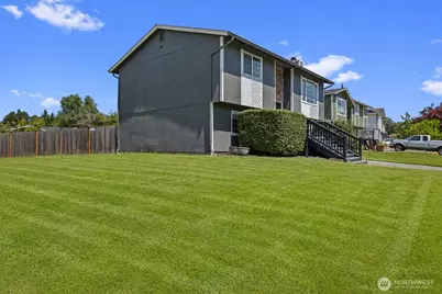 6423 61st Street NE, Marysville, WA 98270 - Photo 2