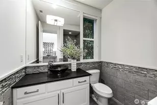 9818 NE 24th St, Bellevue, WA 98004 - Photo 16