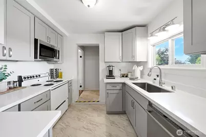 9725 Phinney Avenue N, Seattle, WA 98103 - Photo 24