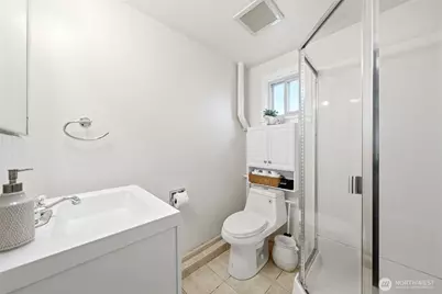 9725 Phinney Avenue N, Seattle, WA 98103 - Photo 32