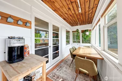 9725 Phinney Avenue N, Seattle, WA 98103 - Photo 16