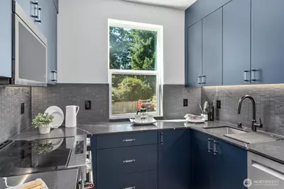 10750 Interlake Avenue N, Seattle, WA 98133 - Photo 4