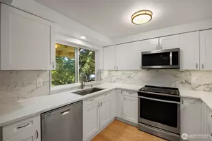 4231 NE 5th St, Renton, WA 98059 - Photo 2