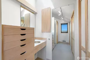 370 Highland Dr, Seattle, WA 98109 - Photo 18