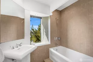 370 Highland Dr, Seattle, WA 98109 - Photo 16
