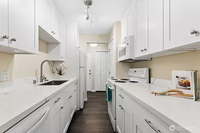 14602 NE 51st Street #D1, Bellevue, WA 98007 - Photo 10