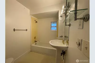 13729 Stone Avenue N, Seattle, WA 98133 - Photo 8