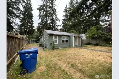 13729 Stone Avenue N, Seattle, WA 98133 - Photo 2