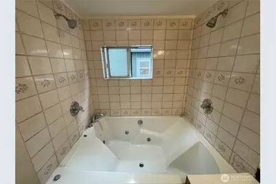13729 Stone Avenue N, Seattle, WA 98133 - Photo 16