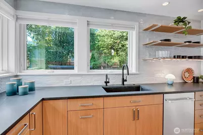 327 NE 55th Street, Seattle, WA 98105 - Photo 16