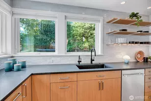 327 NE 55th St, Seattle, WA 98105 - Photo 16