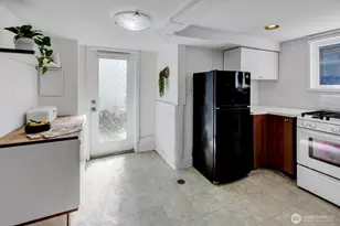 327 NE 55th St, Seattle, WA 98105 - Photo 30