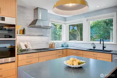 327 NE 55th Street, Seattle, WA 98105 - Photo 14